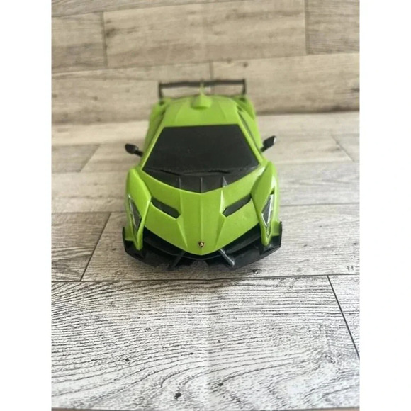Lamborghini Veneno 1:24 Licensed Friction Car (Green) No Remote Control - Picture 2 of 5